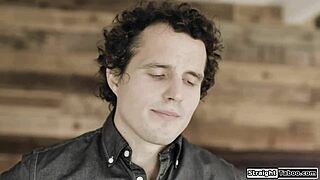 女友向男友展示她的蕾丝边一面，用力操他