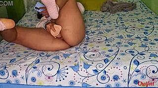 אני מזיינת את הכוס שלי עם דילדו תוך כדי צפייה בפורנו בטלפון!