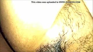 Domácí desi žena dostává tvrdé prdelí zezadu a je úplně naplněná.