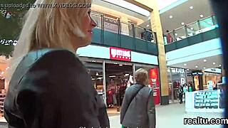 Charmante Tchèque Sédite au Centre Commercial et Baisée Dur en POV