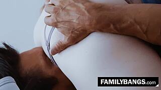 omg britney light și tommy gunn, maseuza obraznică adolescentă 18+ freacă și fute tatăl celui mai bun prieten 😍