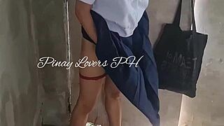 亚洲年轻美女在公共废弃房子被陌生三轮车司机弯腰