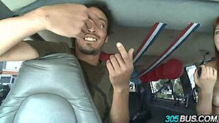 大胆な赤毛美女デリラ・ダーリンが7月4日に車で現金のために激しく犯される