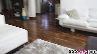 Η ξανθιά Kenzie Green χτυπιέται σκληρά σε σκηνή ερασιτεχνικού σεξ