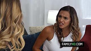 Nagy mellű mostohaanya Armani Black elkapja mostohafiát barátnőjével és csatlakozik