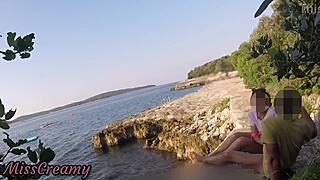 크로아티아 공공 해변에서 근처 군중에도 불구하고 대담하게 자지 빨아주는 틴 선생님 - MissCreamy