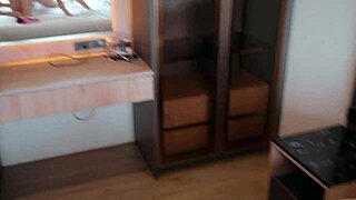 Vuokraisäntä nappaa nuoren 18+ opiskelijan kuvaavan pornoa, haluatko nähdä mitä tapahtuu seuraavaksi?