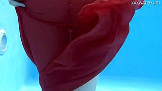 Hete zwembad erotiek met strakke Mimi Cica