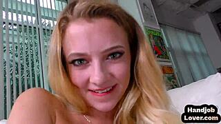 Amateur ado 18+ se déshabille et branle une bite dure en POV rapproché