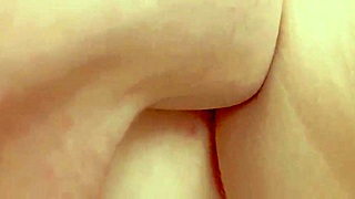 Руса тийнейджърка перфектна путка ликане до оргазъм отблизо