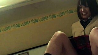 Japanska tinejdžerka 18+ sa ogromnim sisama daje vruću domaću sesiju pušenja