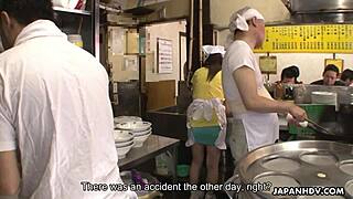 日本人のウェイトレス三井明日香がレストランで指マンされる