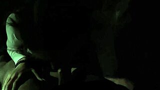 Sexy mini sukně bliká kundičkou před odvážným veřejným blowjobem