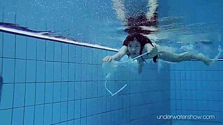 Roxalana 在公共泳池水下滑行展示她的紧逼