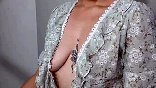 مراهقة لاتينية تلعب بطيزها الكبيرة على الكاميرا