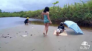 A Mary Luthay ribanc kurva szórakozik a srácokkal, seggét megbaszva - szex csapat