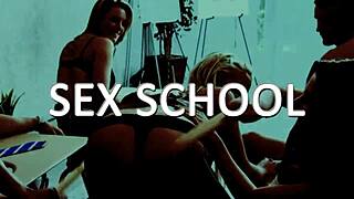 Modelo rusa delgada Stella hace striptease sensual de Playboy