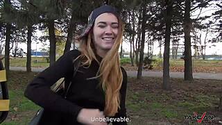 Remaja tunawisma 18+ dientot mentah di mobil berjalan! Aksi gila!