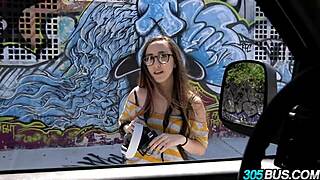 Blond amaterka z očali trdo nagačena na avtobusu 305
