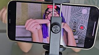 Russische blonde tiener geeft slordige pijpbeurt in homemade porno