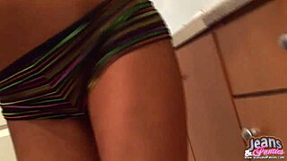 你能帮我脱掉紧身瘦牛仔裤吗？我在这里挣扎！