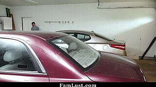 Jeune chaude montre sa chatte au beau-père pervers