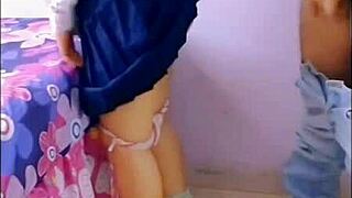 Después de clase, mi profesora me quita la virginidad, duele tanto por favor para