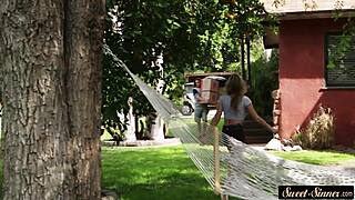 Wow, tahle mladá 18+ kundička se dostává drcena venku při divokém ježdění na kokotu! 😍