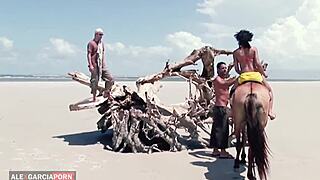 Mlada Ebony tinejdžerka 18+ dominira analnim trojkom na plaži