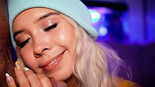 Olen tämä vaalea yliopisto tyttö imemässä poikaystäväni kyrpää netissä rahasta, niin söpöä