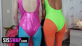 क्लो टेम्पल और वीनस विक्सन वाइल्ड सिसस्वैप एक्शन में