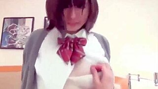 嘿，我现在正在猛插这个可爱的日本18+少女的粉嫩小穴