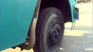 Suha črna najstnica 18+ dobi trdo jebanje od belega tipa