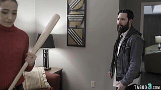 Paranoična brineta tinejdžerka savijena za žestoki doggystyle jebanje i pušenje