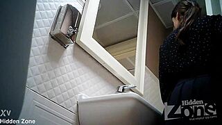 Skrita kamera ujame samostojno akcijo v stranišču bara. Stvari so postale divje hitro!