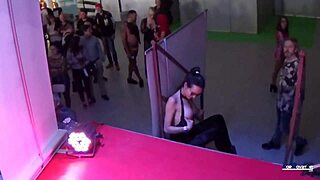 Просто реальный публичный трах с большими натуральными сиськами Zenda и огромным членом Jotade.