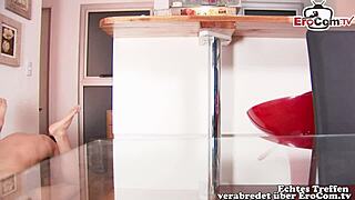 Malí tínedžerski priatelia skúšia prvý gay análny sex