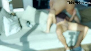 Stepsestra stavlja pičku u lice dok gledaju film