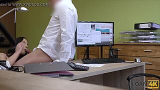 젊은 여자가 대출 담당자 만족시켜 빠른 현금