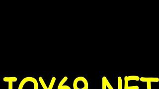 Gorąca nastolatka mocno palcuje ciasną cipkę