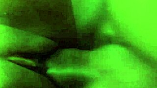 La bombe noire Dior Millian chevauche une grosse bite noire avec ses petits seins 18+