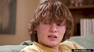 היי, נערה 18+ לטינית בייביסיטר לקחה את זה בתחת חזק!