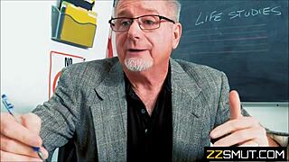 アジア人ティーン娘、教室で教授とセックス