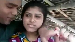 दो कपल्स कोजी हट में रोमांटिक मोमेंट्स शेयर करते हैं