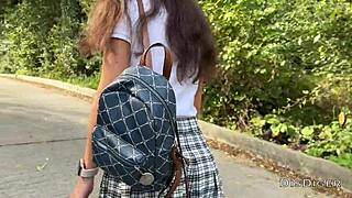 Dekle je pokazala pičko v avtobusu, tako sem se vznemiril, ponudil seks na plaži takoj