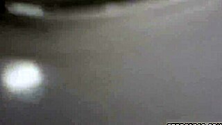 Adolescentă 18+ în gangbang cu brunetă curvy la prima dată în familie apropiată 😍