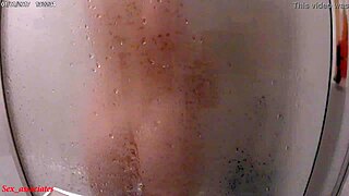 Tío puse cámara oculta en ducha y pillé huéspedes Airbnb follando a tope