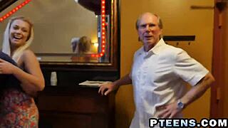 Два возбужденных старика доминируют над горячей блондинкой-тинейдершей 18+ в дикой тройке