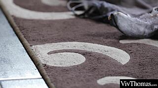 Busty kráska a sexy brunetka požírají kundičky v horkém 69