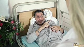 Katsoin 18+ teini-sairaanhoitajia panemassa vanhaa ukkoa väärennetyssä sairaalasängyssä sotkuisella suihinotolla. Vittu, se oli intensiivistä!